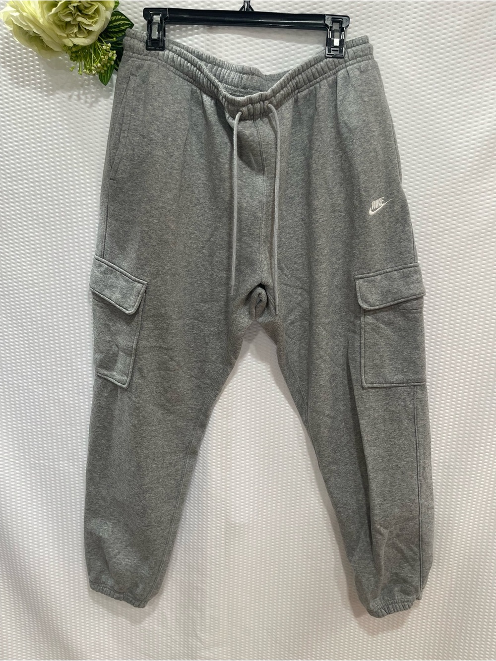 Nike Men’s Club Fleece Cargo Joggers Gray Size Large Sweatpants
Nike men’s gray